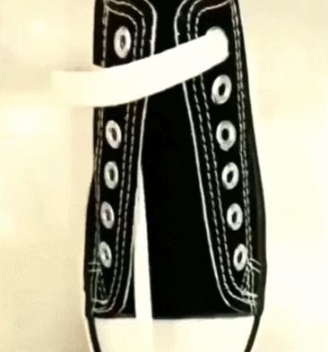 他们将鞋带系成“单身”！眼睛：我会了，手：不，你不会