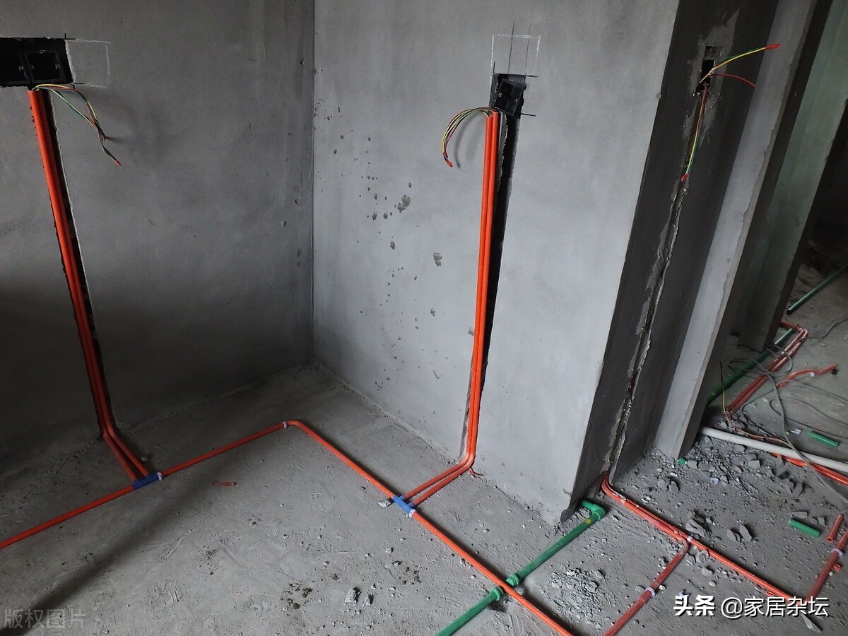 装水电是水管在下面还是电线下面,全屋改水电水管在上电线在下好吗