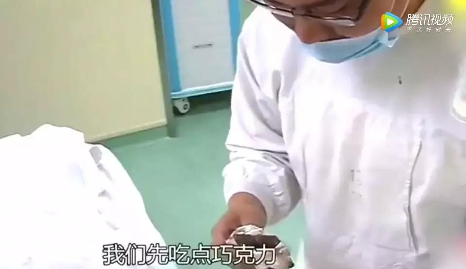4分钟顺产视频曝光，丈夫的反应让人沉默：女人是在用命生孩子