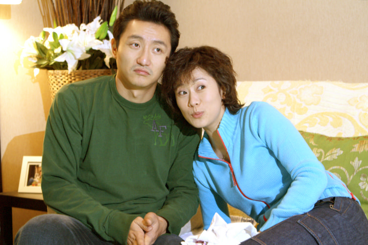 《双面胶》：把丈夫当“儿子”养，“悍妇”阿蔡为何还能婚姻幸福