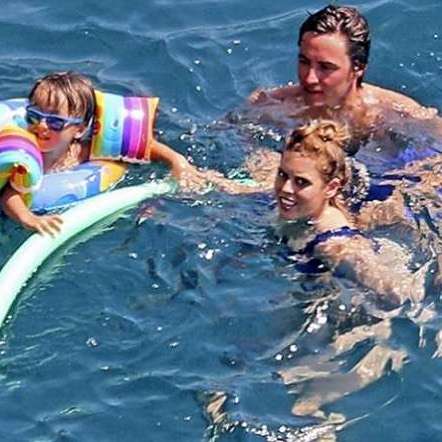 碧翠丝公主外出购物衣品见长,黑西装很有型,借百褶裙巧妙遮孕肚