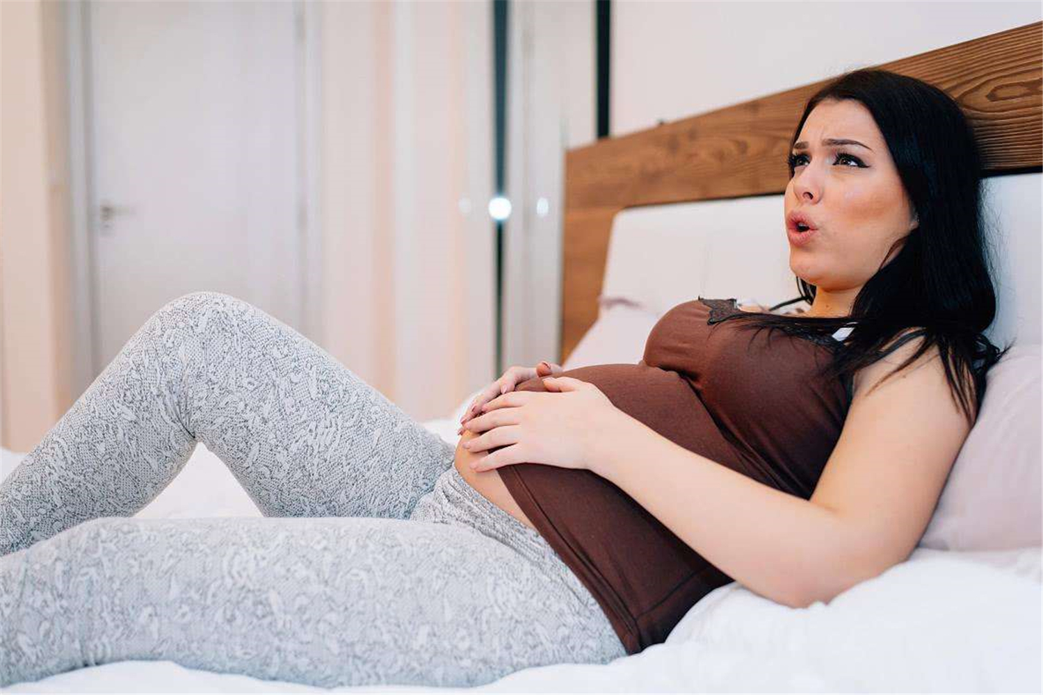 足月散步时肚皮发紧还能继续走,足月胎儿坠胀肚子很硬