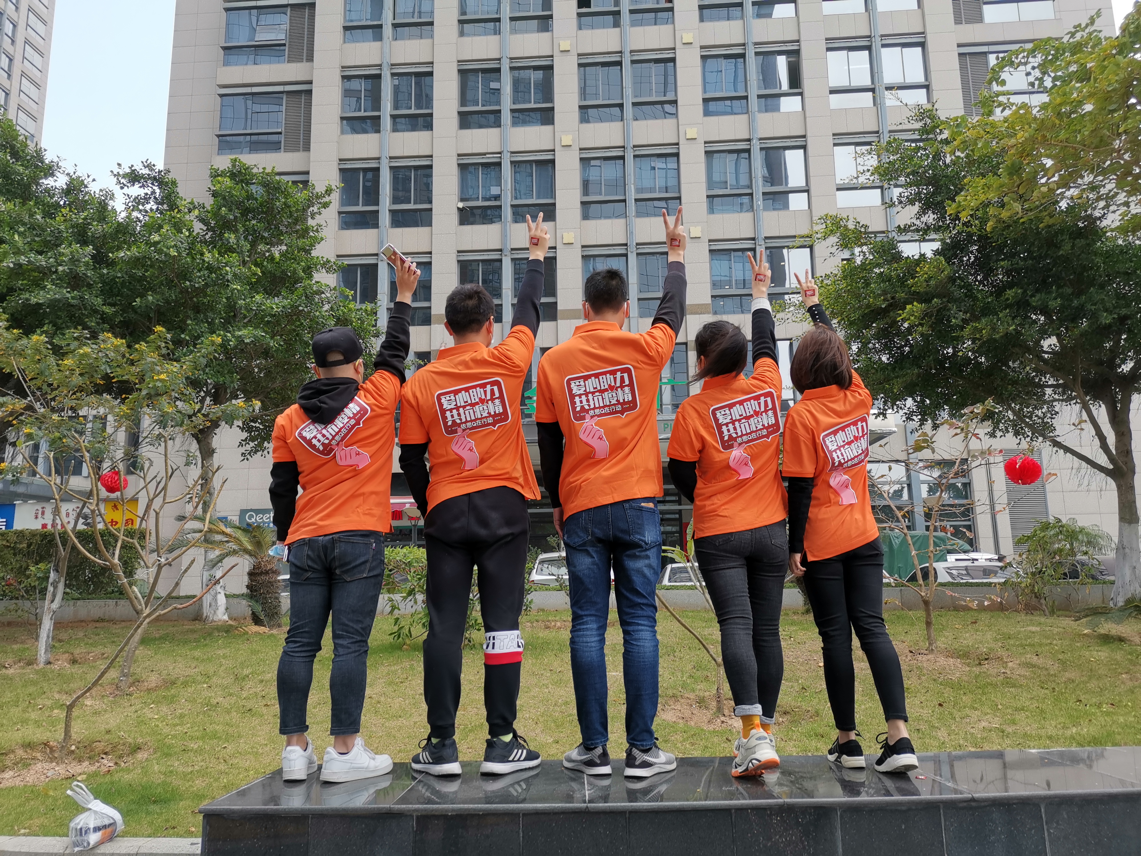 超硬核！这场街头最特别的爱心接力，依思Q在行动