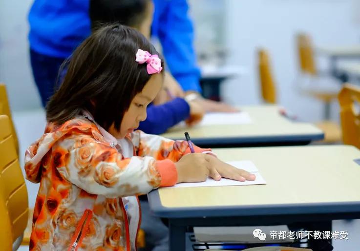 当了20多年的体育老师,当了20年的小学老师