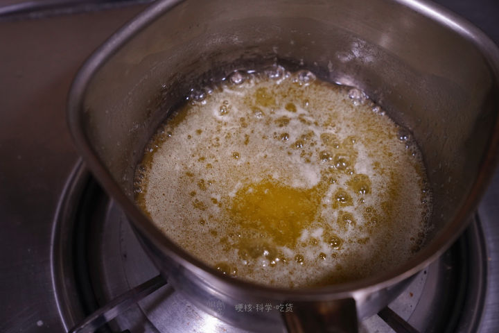 煎牛排爆油怎么办,煎牛排放黑胡椒容易糊吗