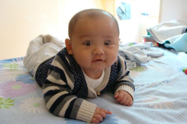 宝宝会爬是先往前还是往后,小婴儿几个月会走路