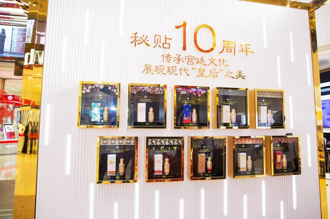 咦？武广惊现韩国宫廷秋日胜景，红枫环绕还有男模驻场