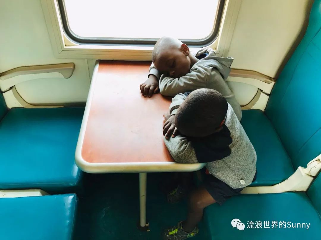 流浪非洲，乘坐中国援建火车去赞比亚，满满的亲切