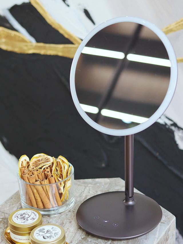 化完妆屋里看着跟外边看着不一样,在屋里化完妆一到外面就起皮卡粉