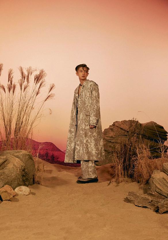 难为EXO的cody了！能找到这么多怪衣服，*钟金**仁用脸消化乞丐装