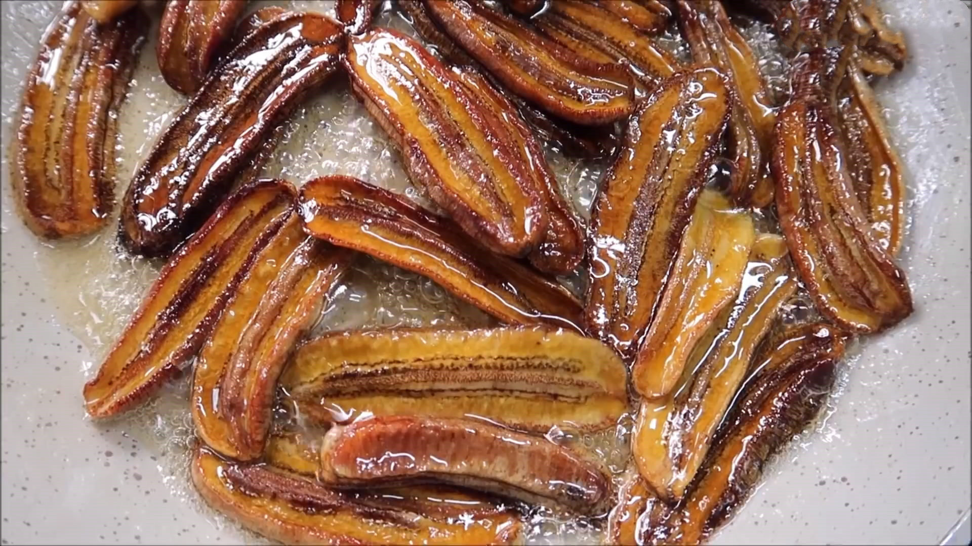 香蕉太生没法吃怎么办?放点糖烤一烤,比锅巴还要脆,好甜