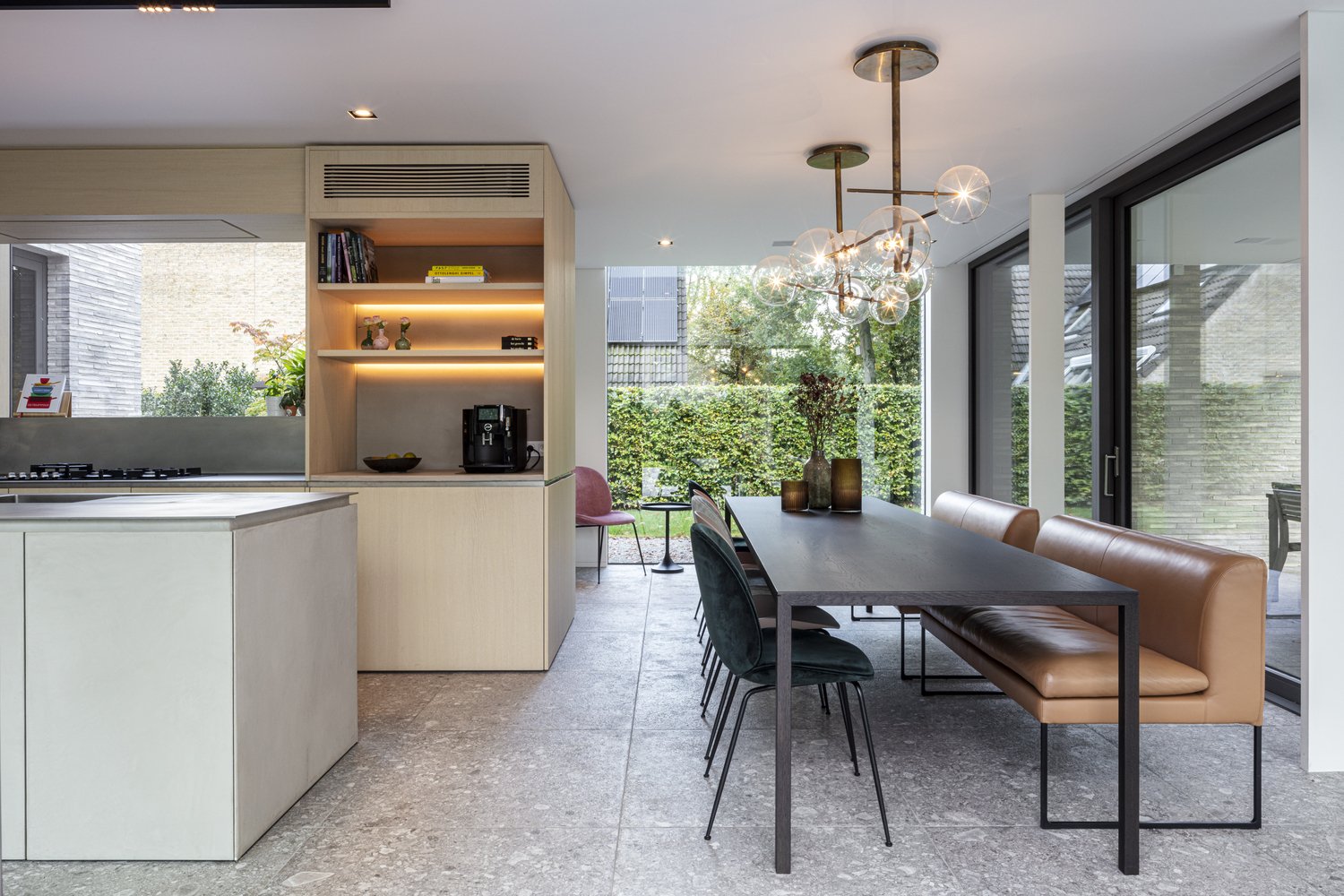 住宅设计：整个一楼都做成了落地窗，这栋别墅的结构太特别了