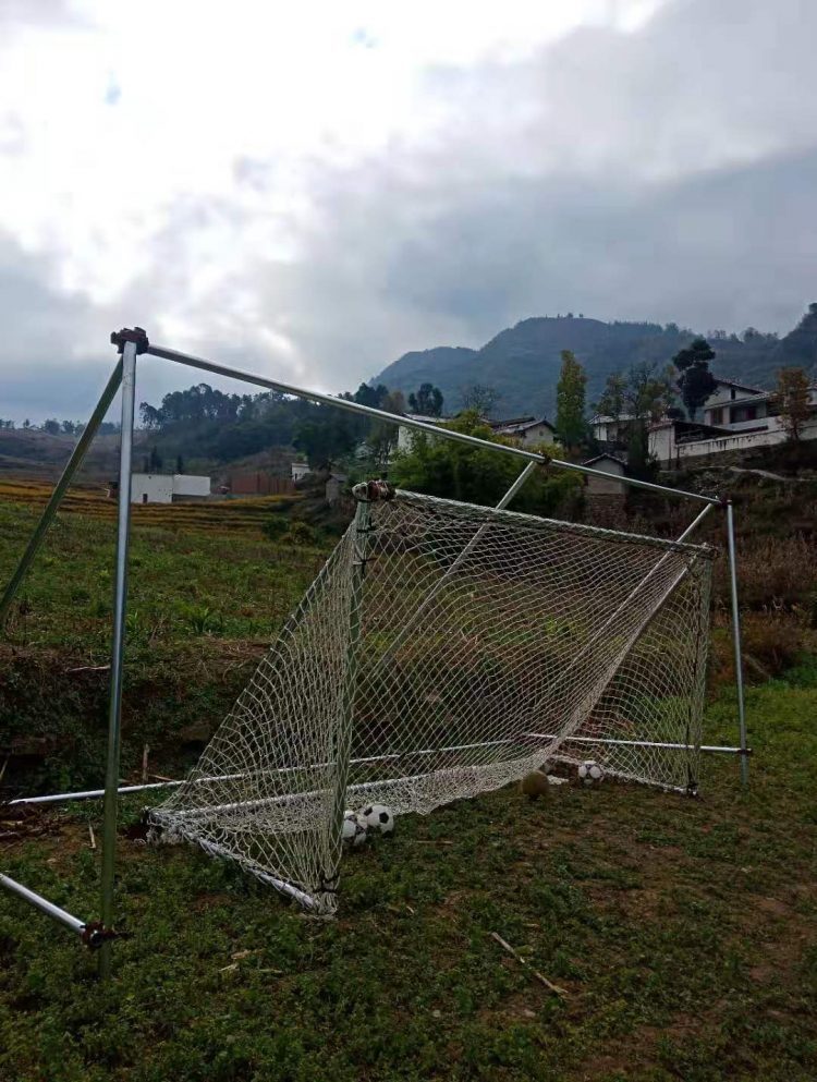 上不起足校自制玉米地球场一个彝族少年的足球梦