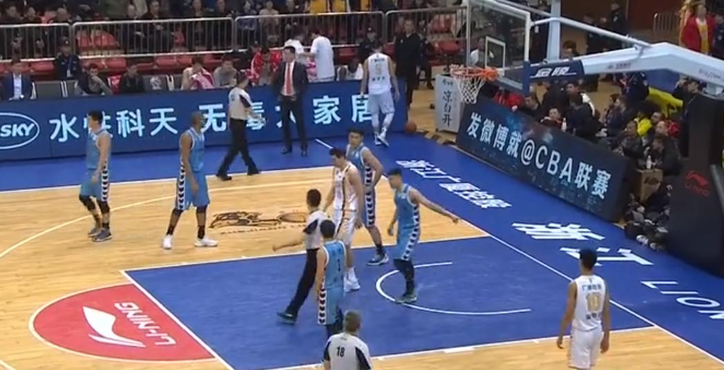 球技不咋地脾气还挺大北京首钢超巨CBA赛场怒骂裁判！