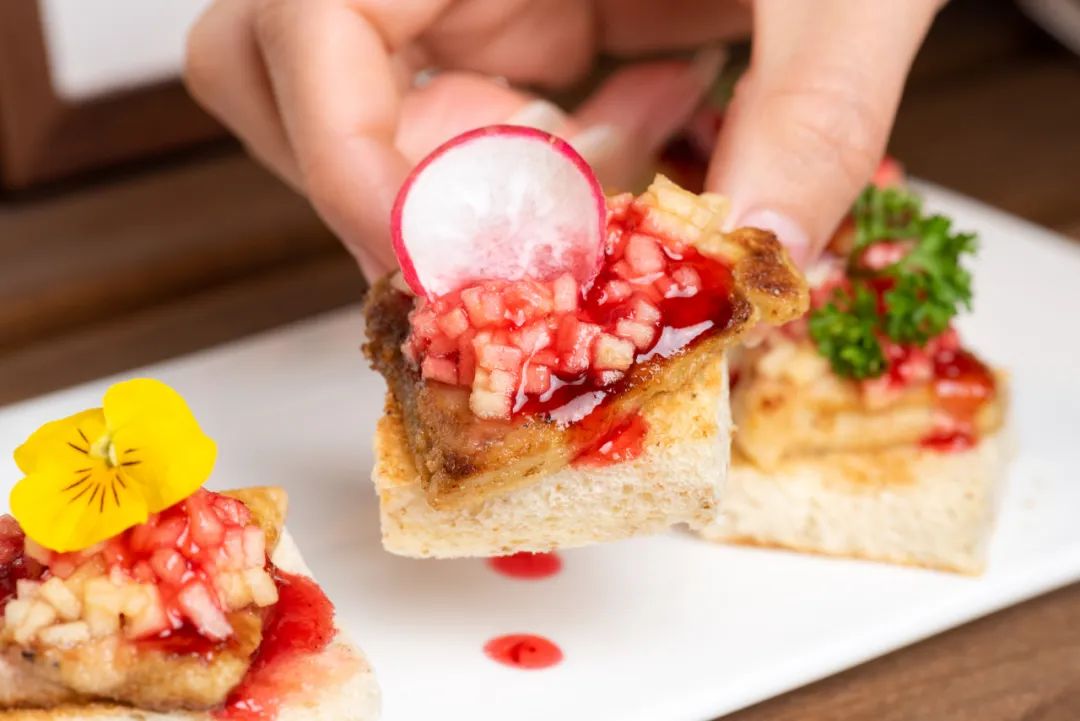 之心城这家餐厅堪称“西餐界CHANEL”,小姐姐们都抢着去