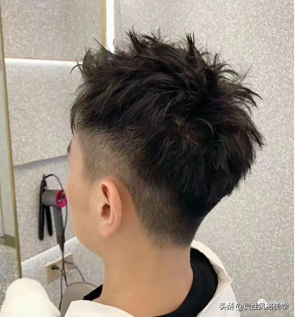 两边铲光的扎发狼尾发型男,2021年最流行男发武士头