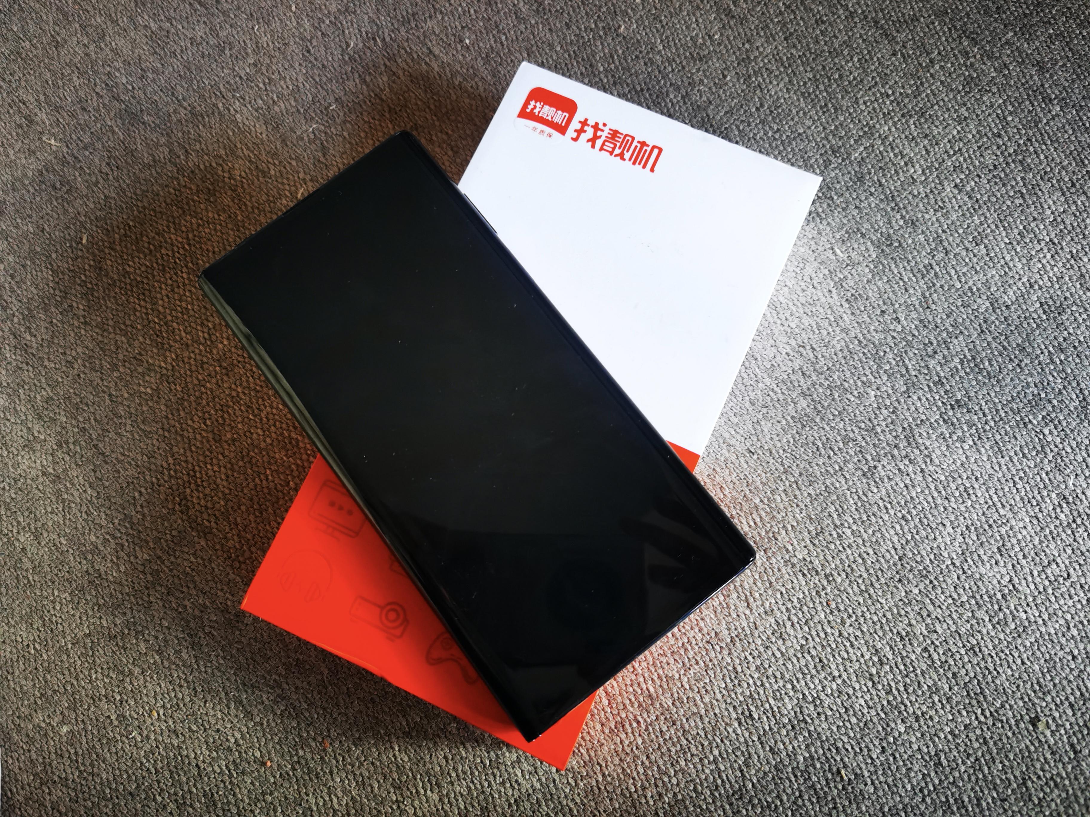 华为MateXs评测：昂贵的折叠手机｜带有灵活屏幕“后背”