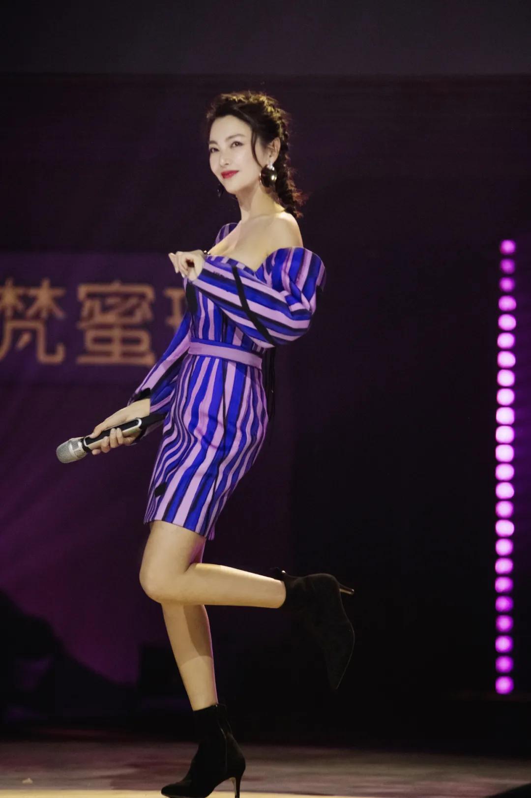 要什么漫画腿，明星们人手一件的漫画衣你怎么还没有？