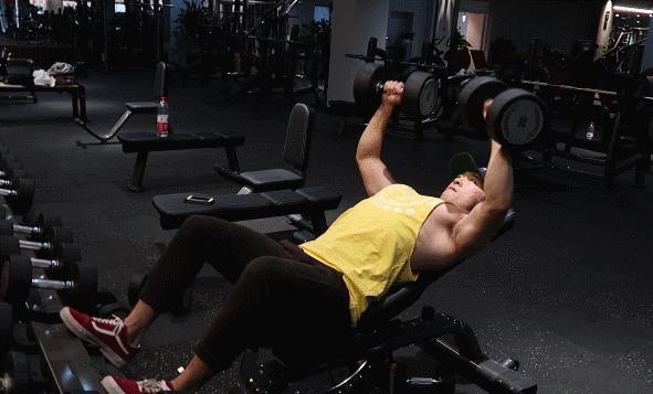 练胸固定器械最好的6个动作,新手居家练胸的五个王牌动作