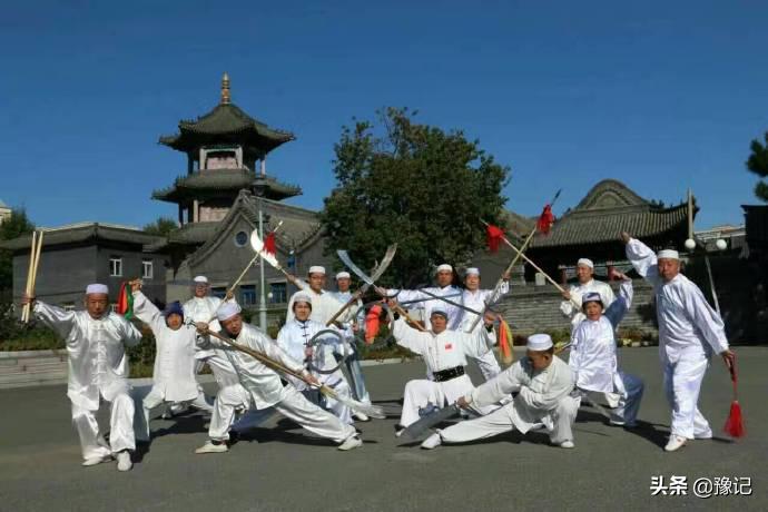 篮球场上小个子球员,篮球场上的矮子