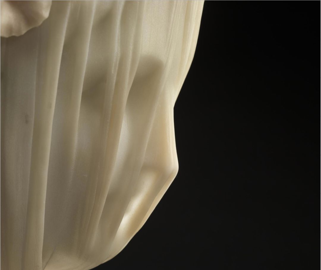 面纱掩盖着的，是一个少女的贞洁，也是整个帝国的命运