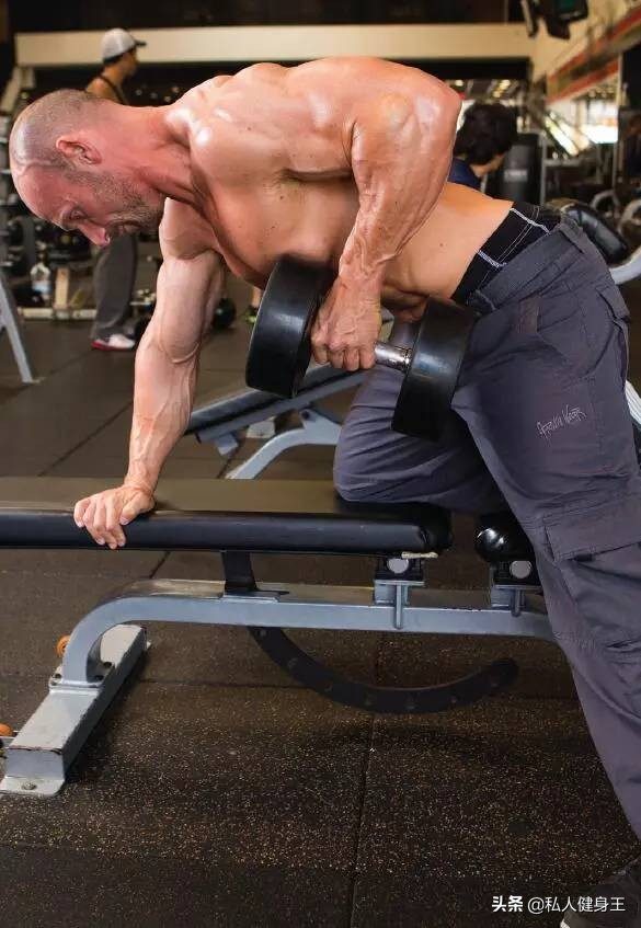 划船动作训练背阔肌,背部训练动作俯身划船