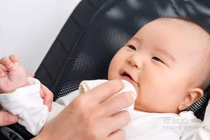 宝宝一岁经常流口水嘴巴边上湿疹,宝宝流口水造成湿疹擦什么药好