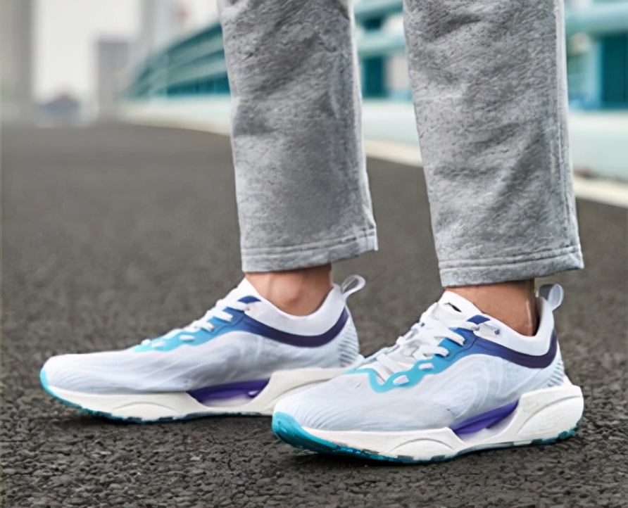 亚瑟士跑鞋和国产跑鞋,耐克跑鞋和国产跑鞋