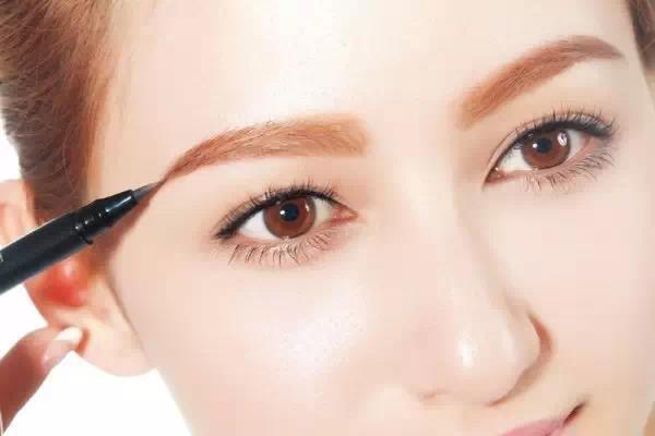 冬季卡粉浮粉起皮怎么办,底妆总是斑驳卡粉怎么护肤