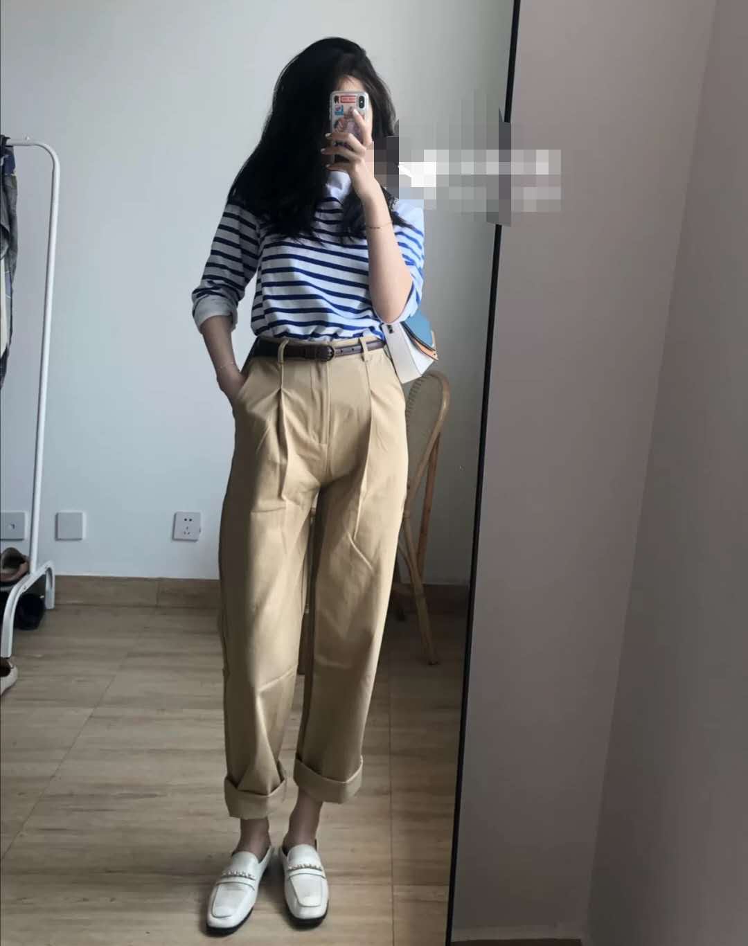 黑裤子可以配卡其色鞋子吗,黑色上衣卡其色鞋子配什么裤子