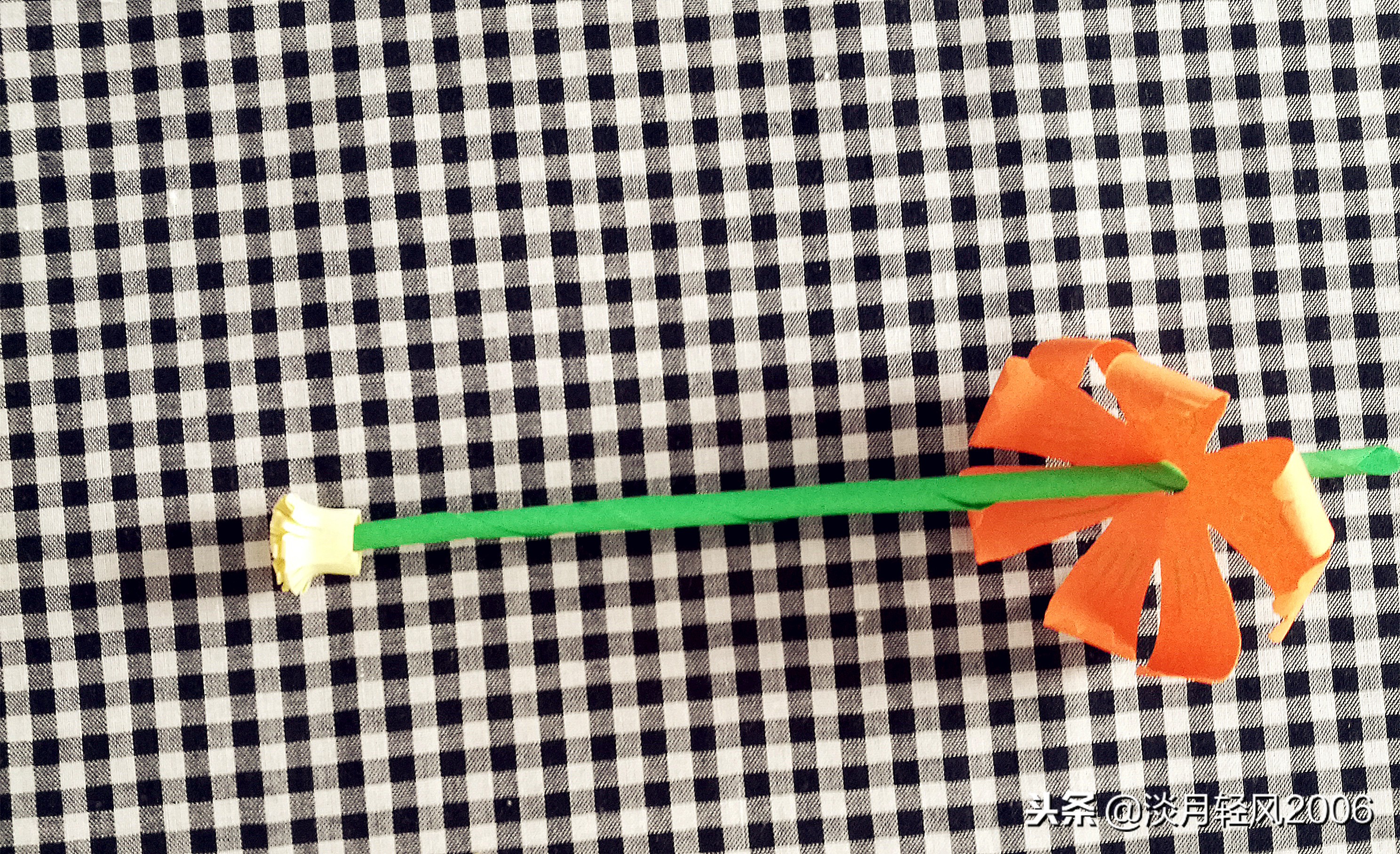 卡纸手工制作小花,用卡纸和棒棒糖做小花送给孩子