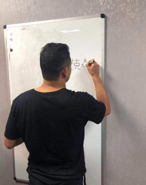 成为真正中国人!球迷送埃尔克森中文名字帖,已能说简单汉语