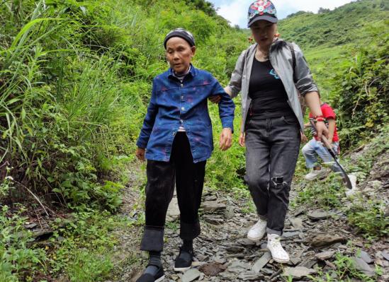 “立德明道济世惠民”苗医传人万国英端午寻药