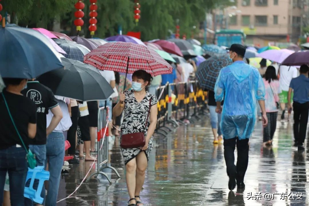大雪纷飞坚守在抗疫一线的视频,深夜零下七度坚守抗疫一线