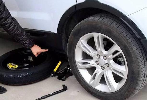 车门有一小点露出铁板了怎么办,车门底下的金属条怎么修复