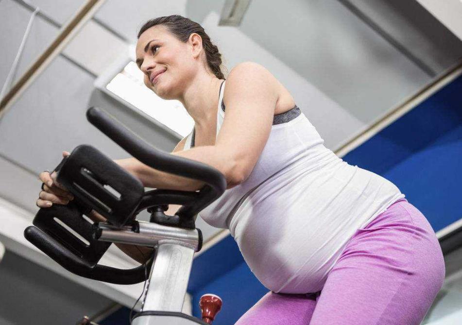 水果姐怀孕六个月挑战唱跳,体态丰腴却自信满满,宛如一个女英雄