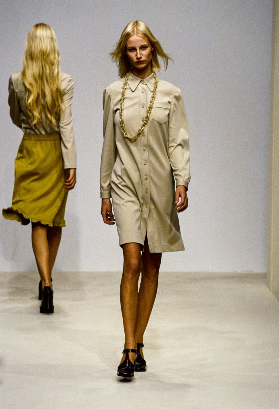 在恳求美丽的90年代不畏惧众人眼光PRADA掀起“丑陋时髦”风潮