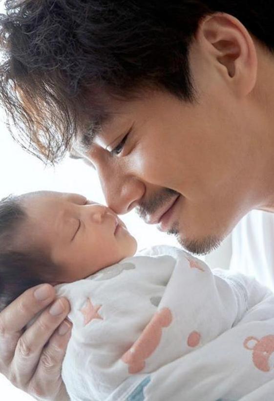 40岁杨怡罕晒与女儿合影,杨怡晒全家福庆祝女儿满4岁