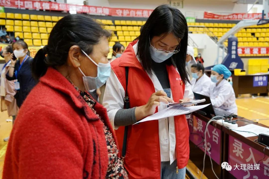 党员暖心帮助群众,党员穿的红马甲