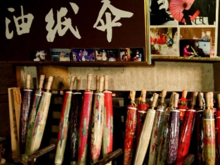 撑一把油纸伞邂逅于江南断桥边,撑一把油纸伞走在悠长的古巷