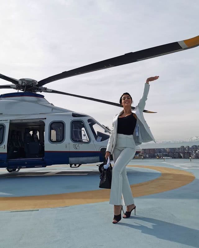 c罗带孩子们训练,c罗卷腹训练