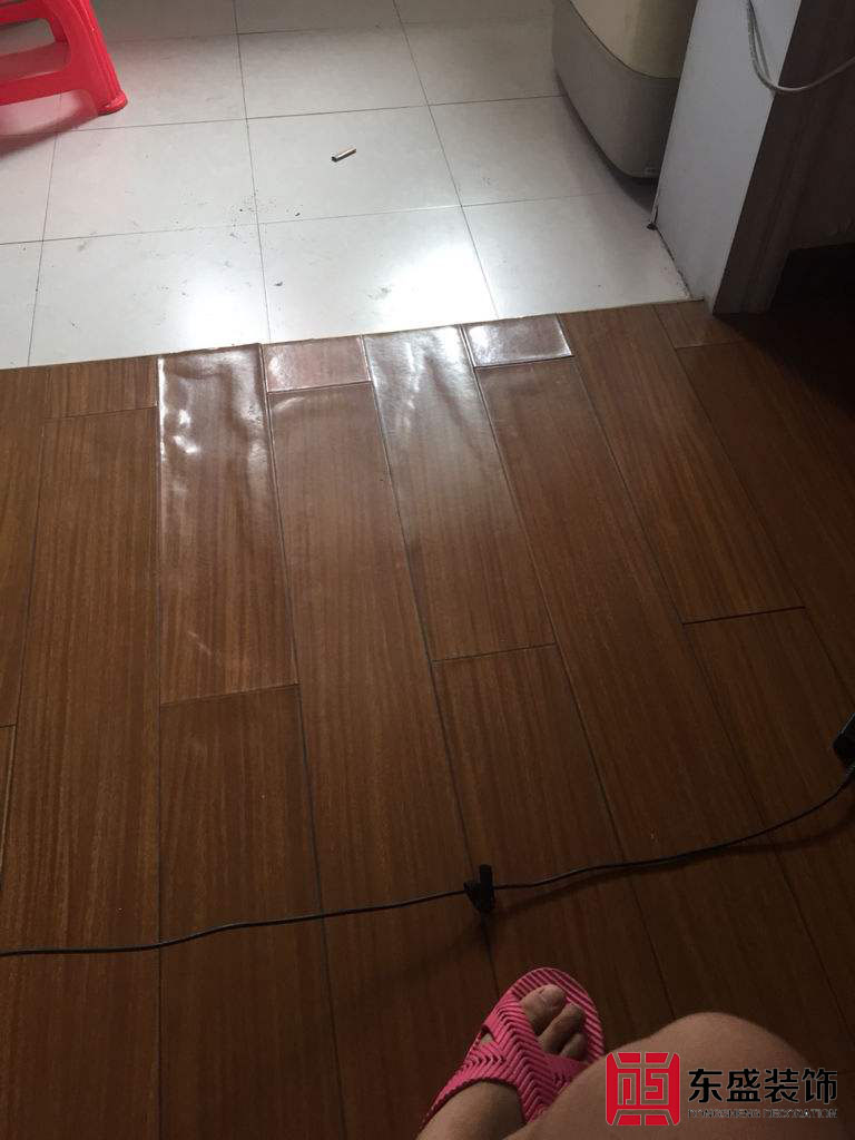 木地板灰灰的擦不干净,木地板怎么拖又干净又亮还不沾灰