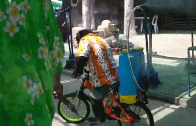 帅哥裸露卖榴莲、猩猩骑车消毒，疫情下的泰国又搞笑又心酸