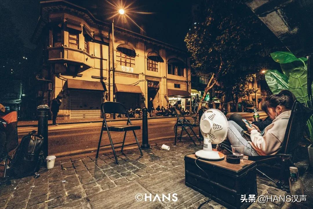 武汉神秘三角地，马路牙子上的通宵派对