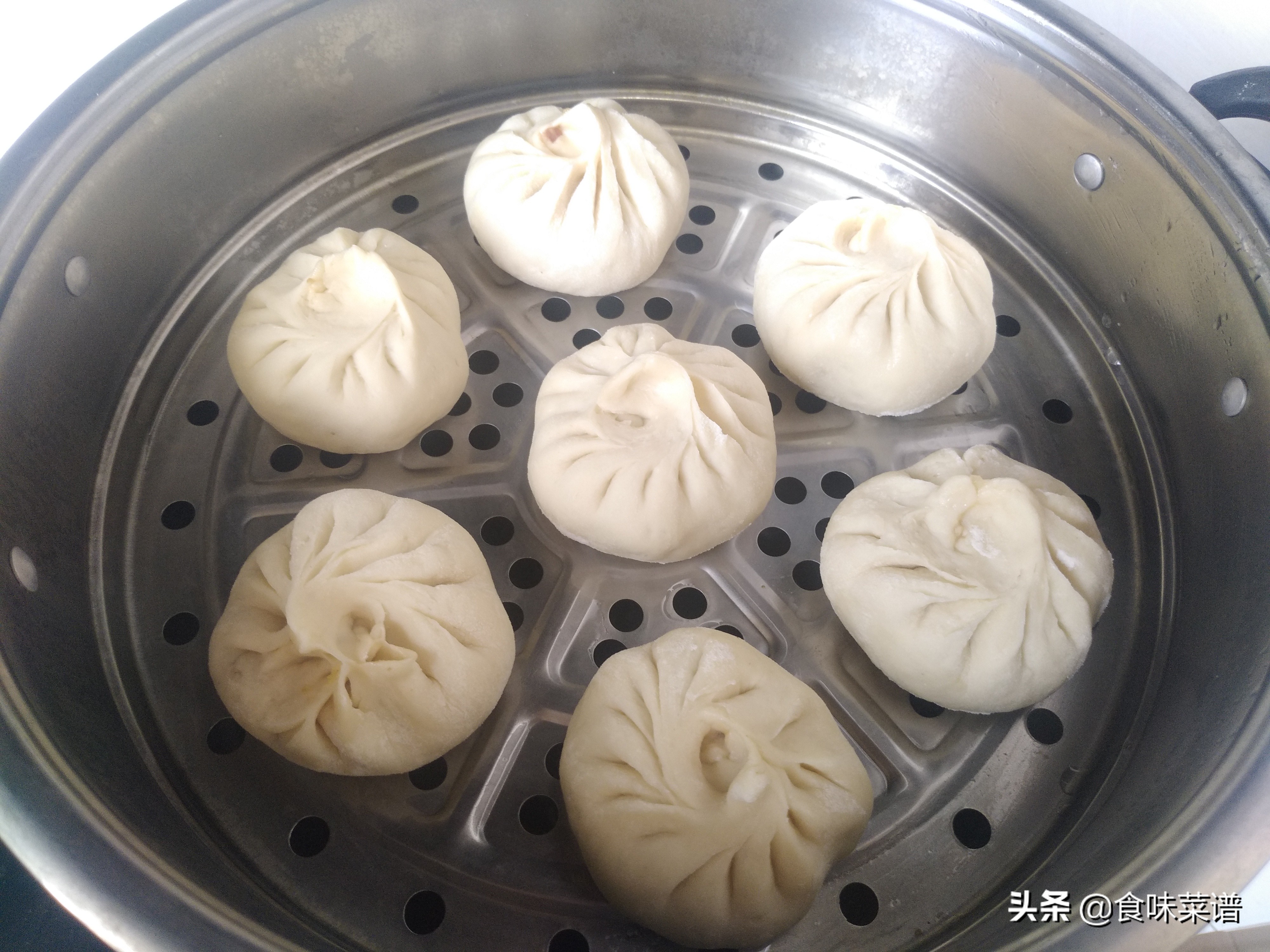 白菜肉包最好吃的做法，色香味美，松软不塌陷，原来做法这么简单