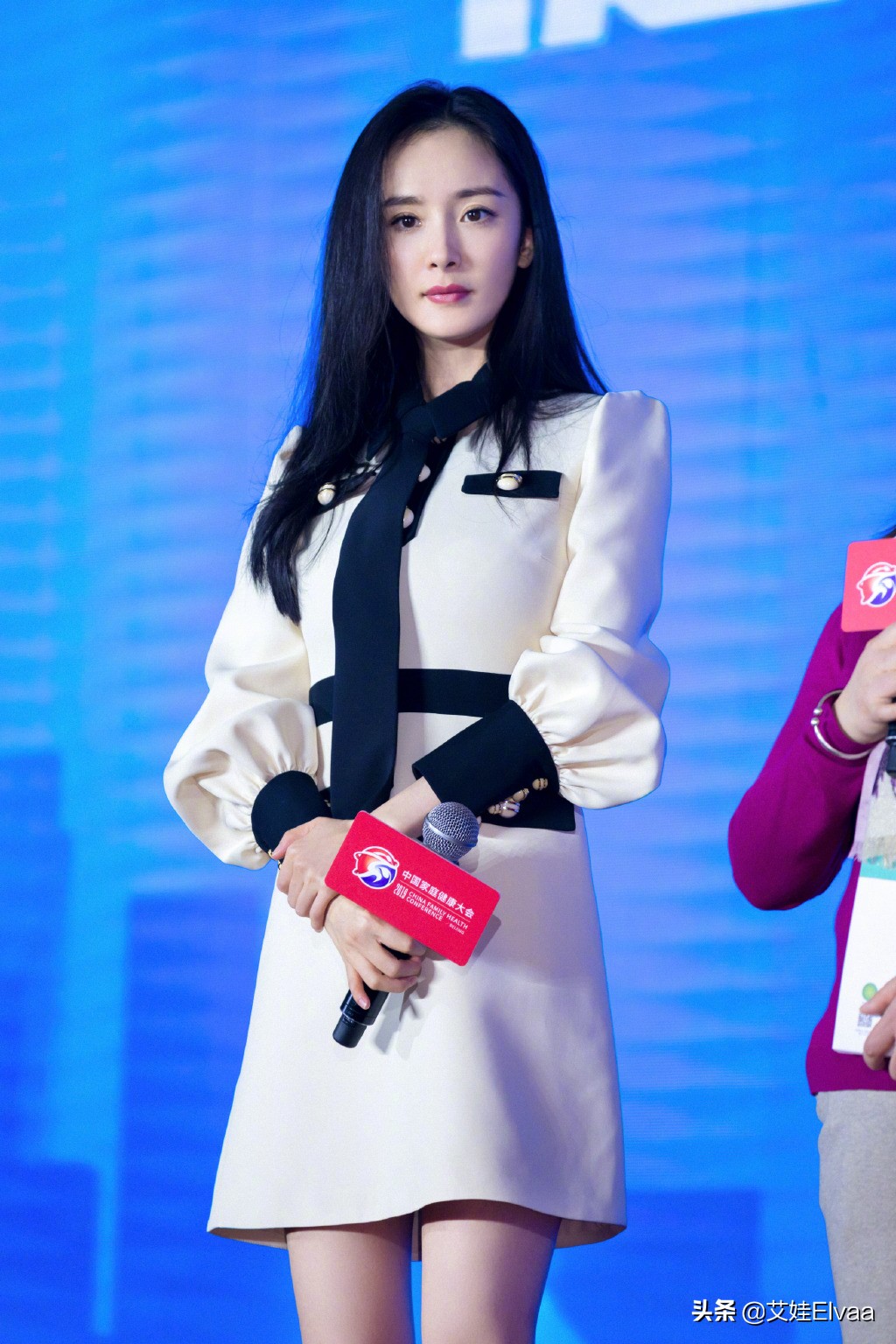 杨幂半露香肩机场大玩黑白配,杨幂露腰高开叉长裙