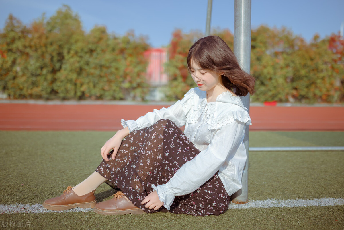 故事：她帮别人要男神微信被拒绝，第二天，男神却追着她来表白