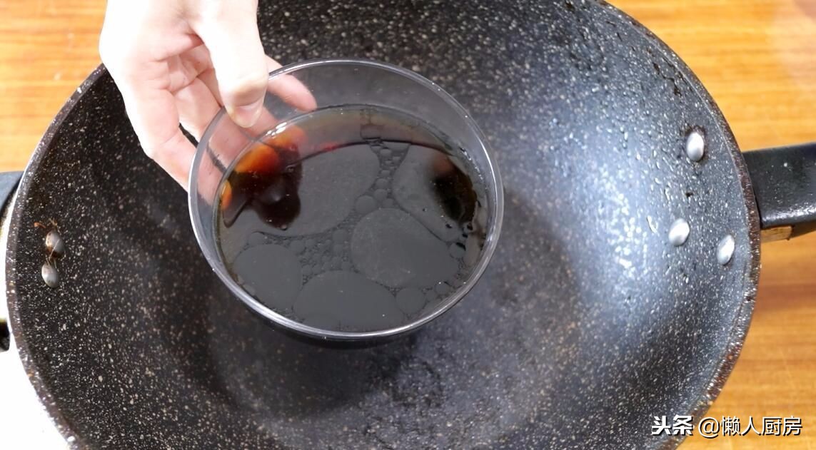 大白虾的虾尾怎么做,吃小河虾时如何留下完整的虾壳