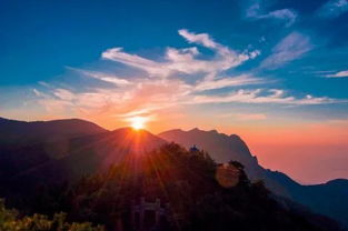 李白流传千古的庐山的诗,李白写的庐山著名的七言绝句