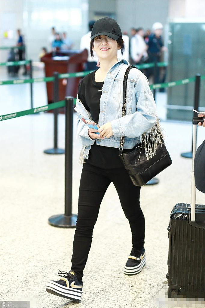 马兰坡土妞人设不倒！8千+大牌连衣裙，谢娜轻松穿成“九妹””了